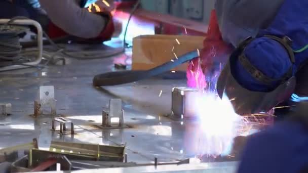 Bir Tren Fabrikasında Paslanmaz Çelik Tren Vagonunda Kaynak Yapan Iki — Stok video