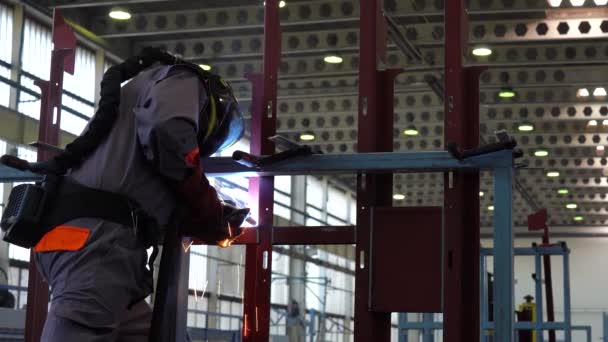 Werknemer Lashelm Beschermende Werkkleding Lassen Een Fabriek Inzoomen Schot Low — Stockvideo