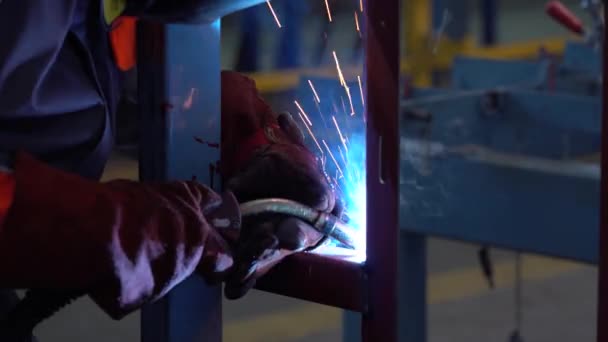 Industrial Welder Torch Welding Metal Profiles Zoom Shot 토치의 공장의 — 비디오