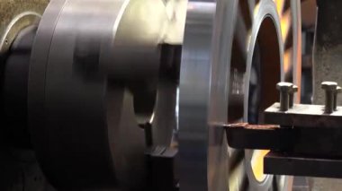 Torna Makinesi, bir tren fabrikasında metal bir parçayı işliyor. Metal endüstrisindeki Torna Makinesi Kesme Aracı ile Çelik Parçalarını Kesme İşlemi.