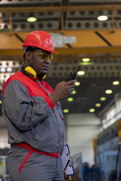 African American Worker Protective Workwear Talking Radio Communication Equipment Factory — Stok fotoğraf