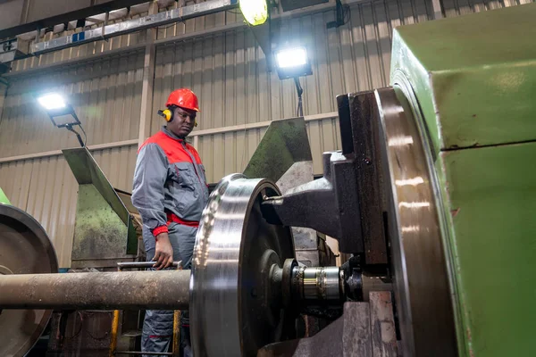 African American Cnc Machine Operator Monitoring Train Wheel Manufacturing Process — Fotografia de Stock