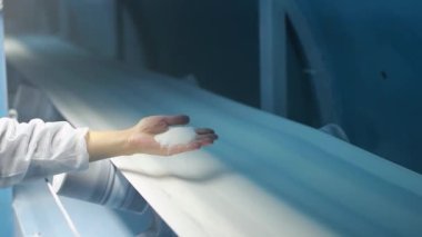 Rafine Şeker Rafineri 'deki taşıyıcı bant boyunca hareket ediyor. Şeker Rafineri Kalite Kontrol Müfettişi Şeker Rafineri Sürecini Denetliyor.
