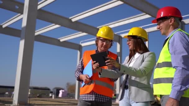 Gerente Negocio Arquitecta Formadora Construcción Hardhats Discutir Proyecto Sitio Construcción — Vídeos de Stock