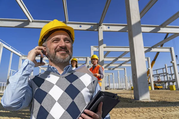 Portret Van Een Glimlachende Bouwvoorman Met Mobiele Telefoon Een Grote — Stockfoto