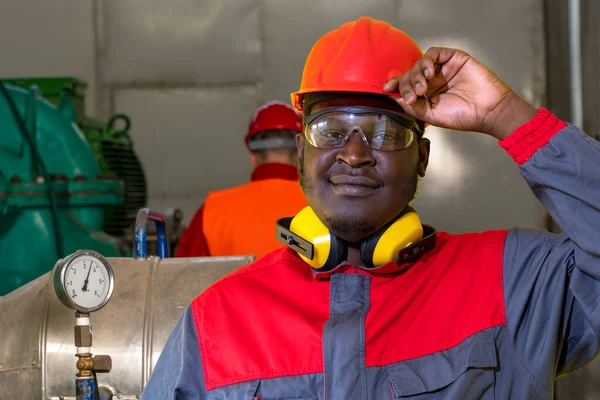 Retrato Jovem Trabalhador Afro Americano Equipamentos Proteção Individual Interior Industrial — Fotografia de Stock