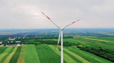 Rüzgar Enerjisi, AB Yenilenebilir Enerji Hedeflerine en büyük katkıyı sağlaması beklenen teknolojidir. Rüzgar Tarlasında Rüzgar Türbininin Dönen Pervane Bıçakları - İnsansız hava aracı bakış açısı.
