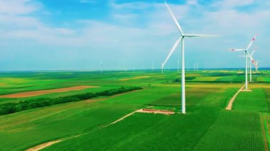 AB, Rus Doğalgazına olan güveni sona erdirme planını açıkladı - Avrupa 'da Yenilenebilir Enerji Projelerine Yatırım. Yeşil Tarım Alanında Rüzgar Türbini Oluşturan Bir Elektrik Havadan Görünümü.