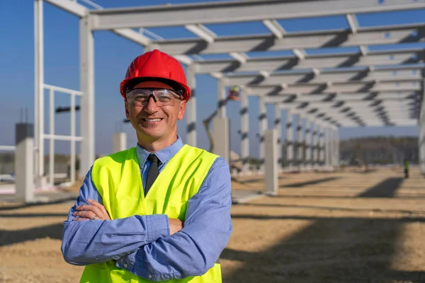 Lächelnder Bauleiter Vor Einem Bau Befindlichen Industriegebäude Glücklicher Manager Rotem — Stockfoto