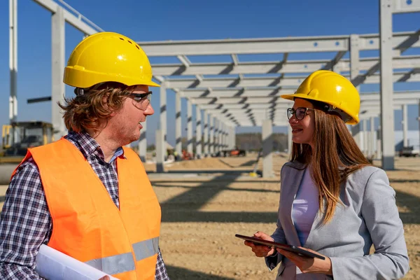 Young Female Architect Using Digital Tablet Having Conversation Construction Foreman — Stock Photo, Image