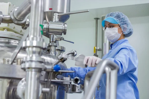 Trabalhador Indústria Farmacêutica Trabalho Ambiente Estéril Preparando Máquina Para Trabalho — Fotografia de Stock