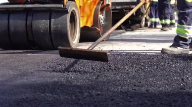 Yol Yapımı Yavaş Çekimde Çalışıyor. Asfalt yolda çalışan adamlar. Yol İnşaat Alanında İşçi Seviyesi Taze Asfalt. Asfalt Lavtası Kullanan İşçi. Yol Pateni Seviyeli Asfalt.