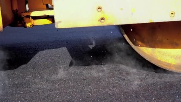 Road Roller Paving Street Slow Motion Steamroller Compressing Hot Asphalt — Vídeo de stock