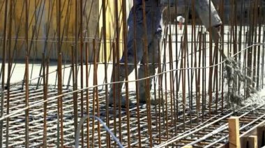 İnşaat işçisinin Pompa Tüpü ile Beton Dökme videosu. İnşaat şantiyesindeki Ticari Beton Döşeme Katları sırasında beton Dökülüyor.