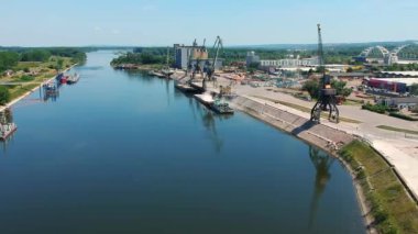 Limandaki Tahıl Terminali 'nde toplu nakliye gemisi yükleniyor. Global Nakliye Endüstrisi. Tahıl Toplu Taşıyıcı Gemi Gevreklerle Yükleniyor.