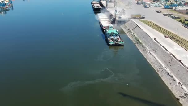 穀物ターミナルでのばら積み貨物船の積載 世界の海運業界 ばら積み貨物船のトウモロコシ又はコムギ穀物 — ストック動画