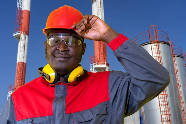 Arbeiter Der Ölraffinerie Persönlicher Schutzausrüstung Schauen Die Kamera Junger Afroamerikanischer Stockfoto