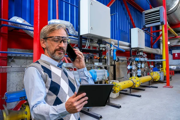 Chief Executive Officer Looking Digital Tablet Screen Talking Smart Phone — Stock Photo, Image