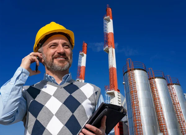 Leende Chef Yellow Hardhat Prata Mobiltelefon Och Står Mot Fjärrvärme — Stockfoto