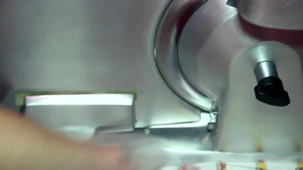 Kadın Çalışan Süpermarkette Kesmek Için Elektrikli Dilimleyicisi Kullanıyormuş Nsan Eli — Stok video