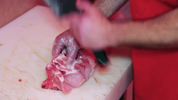 肉クリーバーとバターカットポークチョップ 肉屋の店で肉を売る 男の手はまな板に豚のステーキをカット — ストック動画