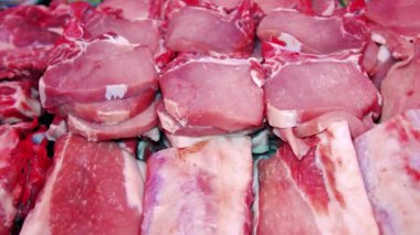 Kasap Et Gösterisini Ayarlıyor. Süpermarket Dondurulmuş Et Sergisi Taze Etli. Kasabın dükkanında et satıyorum.. 
