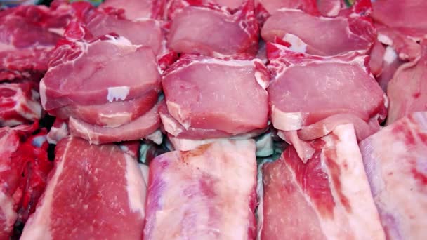Rzeźnik Organizuje Wystawę Mięsa Supermarket Chłodnia Mięso Gablota Świeżym Mięsem — Wideo stockowe