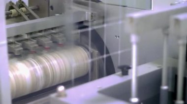 Otomatik Kabarcık Paketleme Makinesi. İlaç endüstrisinde su toplayan ambalaj hattı. Eczacılık İmalatı. Tıbbi Uyuşturucu Üretimi.