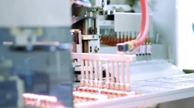 İlaç Endüstrisi Robot Kollu Ambalaj Ambalajı Üretim Hattı 'nda. Aşı Üretimi. Eczacılık Üretimi. İlaç fabrikasında robotik kol kaldırma ampulleri.