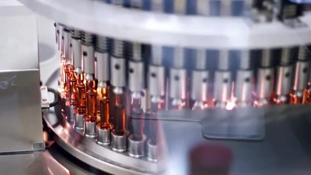 医薬品製造装置 アンプル バイアル カートリッジ シリンジ用の自動医薬品検査機 液体および容器の欠陥の微粒子に対するアンプルの検査 — ストック動画