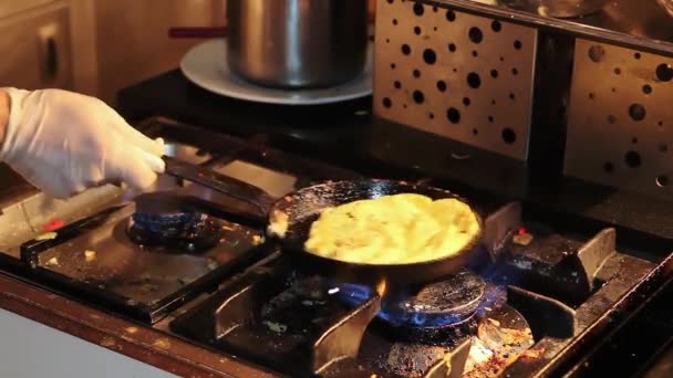 Chef Creates Perfect Omelet Commercial Kitchen Chef Person Making Omelet — Stok video
