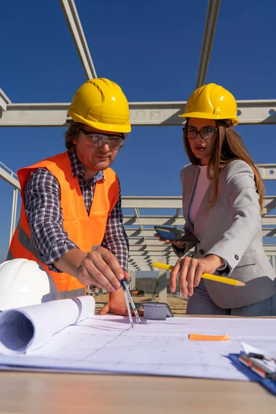 Working Blueprint Construction Site Young Female Architect Construction Supervisor Checking — Stockfoto