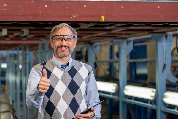 Усміхнений Менеджер Виробництва Цифровим Планшетом Стоїть Заводському Залі Дає Великий Ліцензійні Стокові Фото