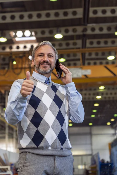 Manager Talking Smartphone Looking Camera Giving Thumb Factory Waist Portrait — Stock Photo, Image