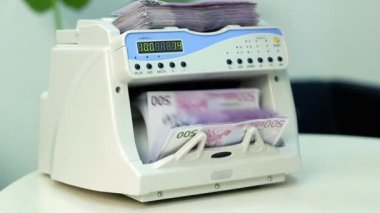 Banknote, 500 Euro 'luk banknotları sayıyor. İki Yıl Düşük Dolara Avro Ticareti. Avrupa Enerji Krizi İçin Hızlanırken Euro Doların Altında Düşüyor. 500 Euro 'luk Banknotlar Sayılıyor.