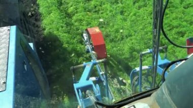 Havuç hasatçısının kulübesinden görüntü. Havuç toplama teknolojisi. Havuç Hasadı 2022 başladı. Teknoloji ve Üretkenlik Tarım 'da Büyüyor.