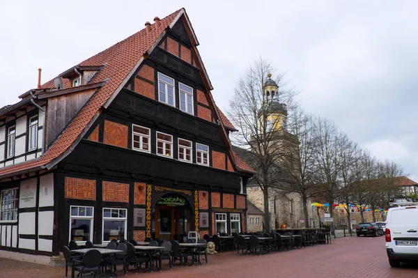 Fachwerk evleri 15 Nisan 2022 'de Aşağı Saksonya' daki Rên Pazar Yeri 'nde.