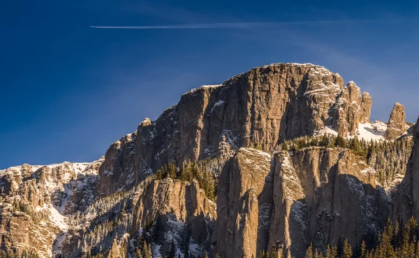 Cima di montagna con aeroplano sopra Immagine Stock