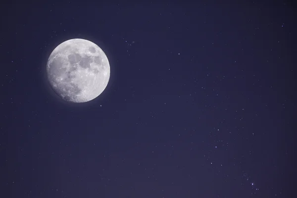 Полнолуние и ночное небо со звездами — стоковое фото