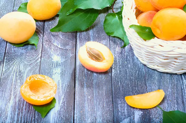 成熟多汁杏 — 图库照片