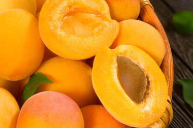 sepet içinde sulu kayısı