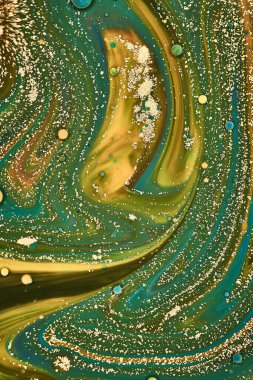 Renkli akrilik kabarcıklar. Akışkan sanat mermer dokusu. Arkaplan soyut yanardöner boya efekti. Sıvı akrilik sanat eserleri akar ve su sıçratır. İç mekan posteri için karışık boyalar.