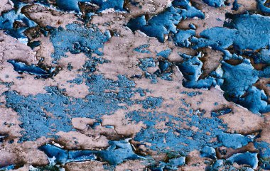 Karanlık arka planda soyut yakın plan. Tasarım elemanı. Grunge metal arka planı, paslı çelik dokusu. Duvarda çizikler var. Eski kirli yüzey. Metal rengi.