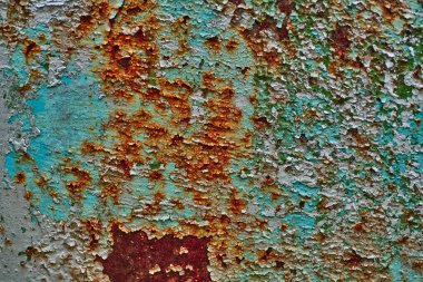 Karanlık arka planda soyut yakın plan. Tasarım elemanı. Grunge metal arka planı, paslı çelik dokusu. Duvarda çizikler var. Eski kirli yüzey. Metal rengi.