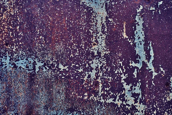 Karanlık arka planda soyut yakın plan. Tasarım elemanı. Grunge metal arka planı, paslı çelik dokusu. Duvarda çizikler var. Eski kirli yüzey. Metal rengi.