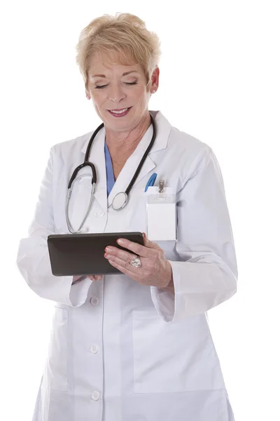 Жінка-лікар використовує планшет — стокове фото