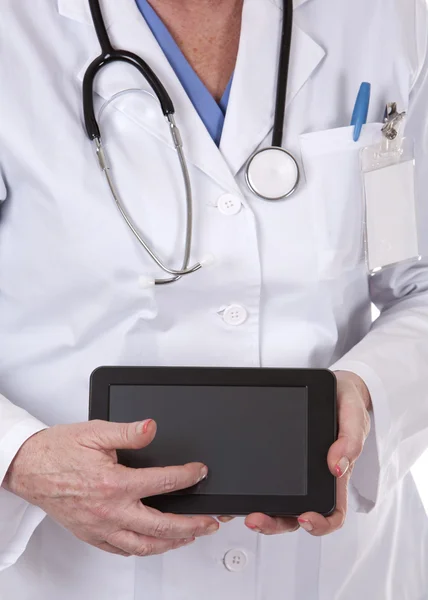 Kobieta lekarz za pomocą tabletu — Zdjęcie stockowe