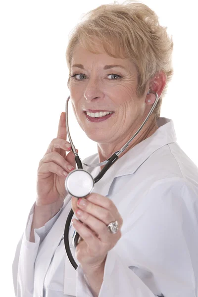 Médico segurando estetoscópio — Fotografia de Stock