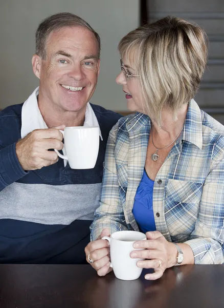 Reifes Paar zusammen — Stockfoto