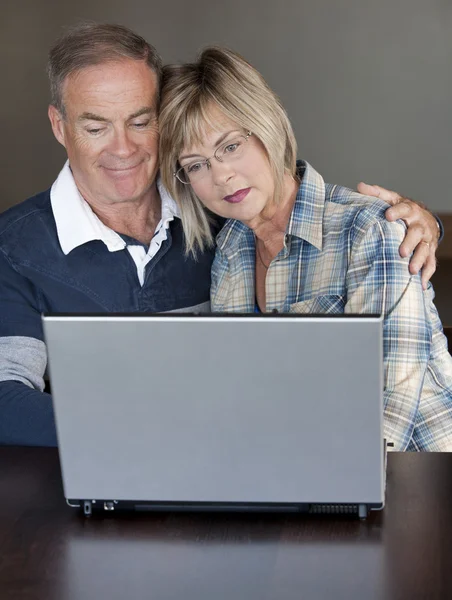 Mature couple using laptop — Stock Photo, Image